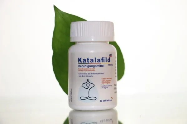 قرص کاتالافیلد با یک برگ پشت قوطی محصول